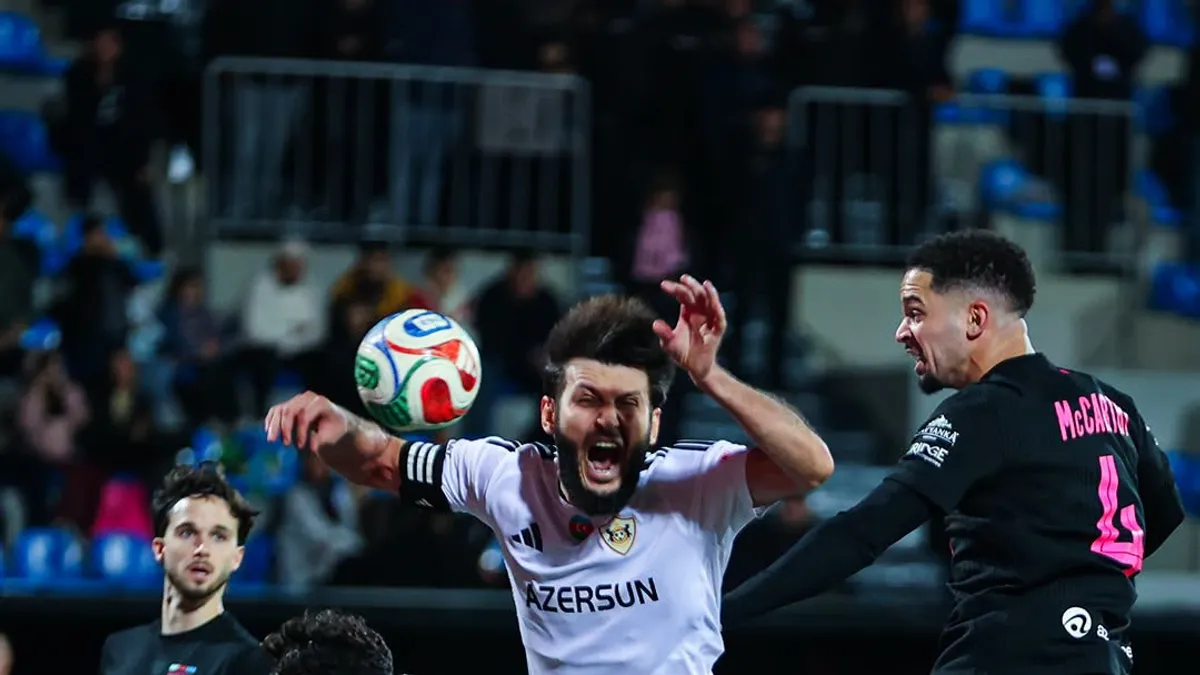 Velko Simiç oyunda top kontrol edir, Sabah forması