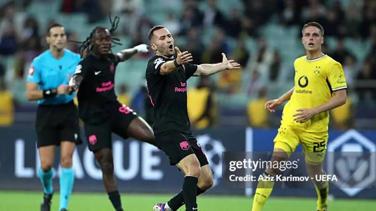 Velko Simiç futbol forması ilə mətbuat önündə danışır