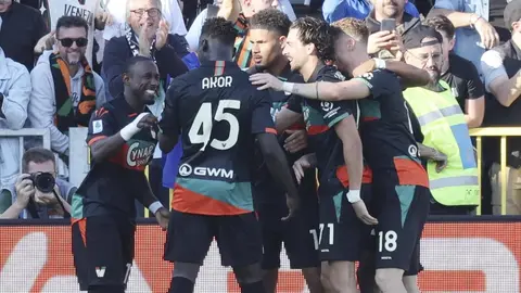 Venezia oyuncuları gol sevinci, kaleci Filip Stankovic kurtarış yaparken