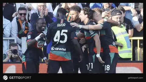 Venezia oyuncuları gol sevinci, kaleci Filip Stankovic kurtarış yaparken