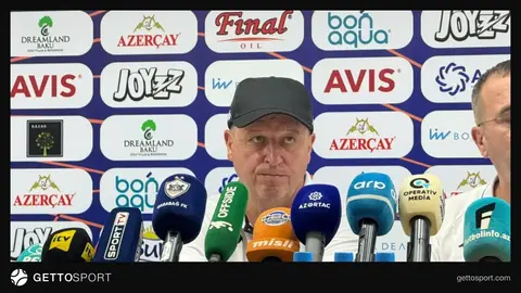 Yuri Vernidub mətbuat konfransında, fonunda Neftçi loqosu