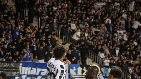 Yuri Vernidub məşqdə komandasına göstəriş verir