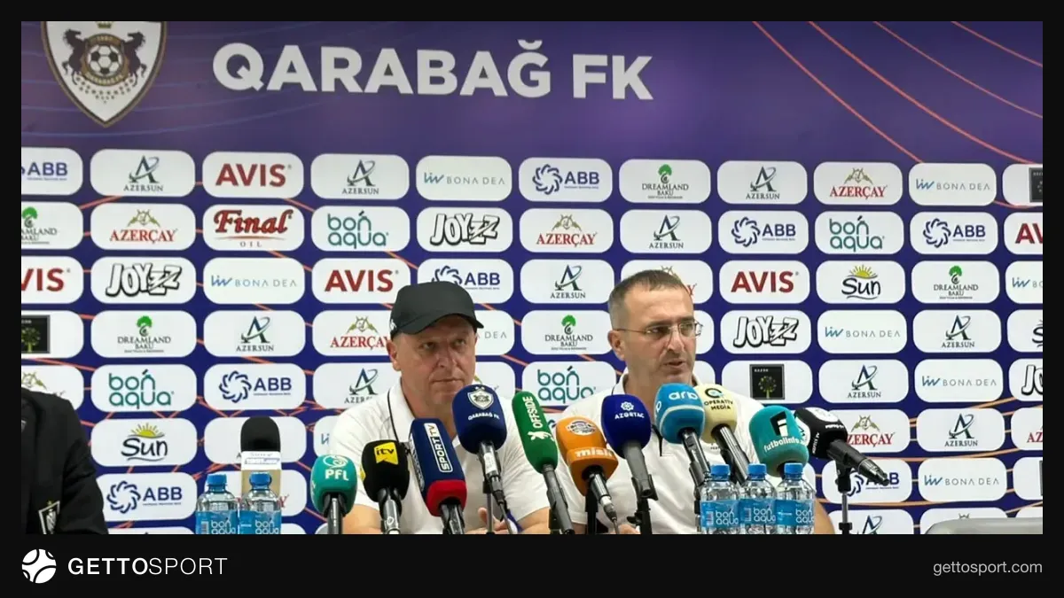 Vernidub mətbuat konfransında danışır, fonunda Qarabağ loqosu