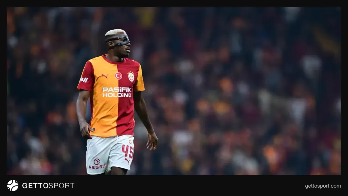 Victor Osimhen ısınırken ve saha içinde takım arkadaşına pas verirken görüntü