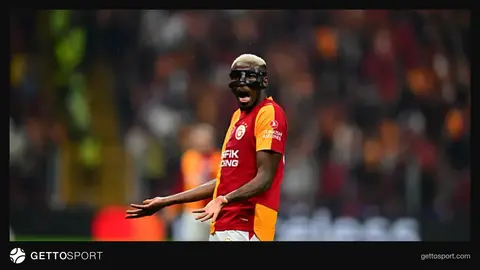 Victor Osimhen maç sırasında sinirli ve sahada yalnız kalmış şekilde
