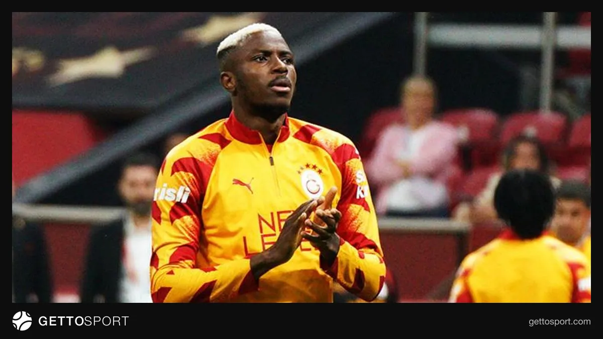 Victor Osimhen formasını giyerken basın toplantısında konuşuyor
