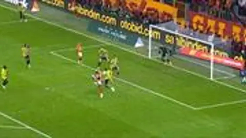 Victor Osimhen ceza sahasında şut çekerken