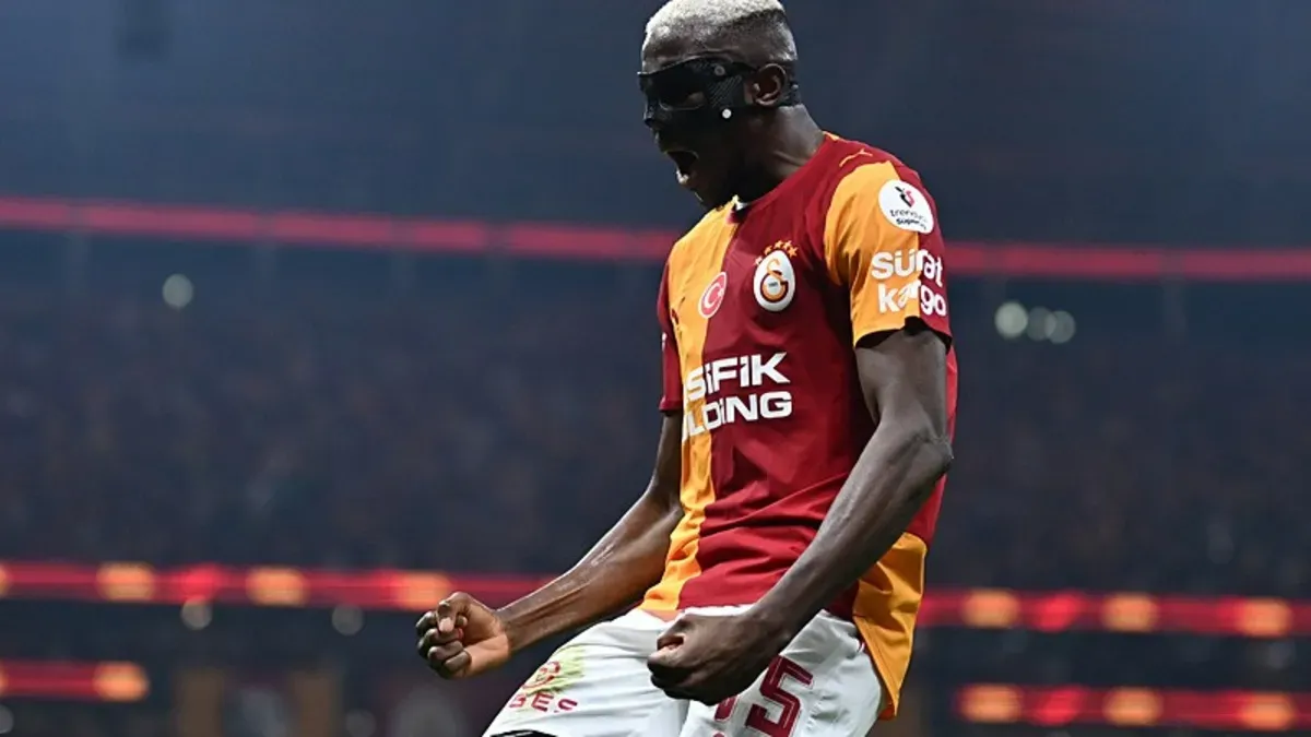 Victor Osimhen gol sevinciyle Galatasaray formasıyla maç sırasında
