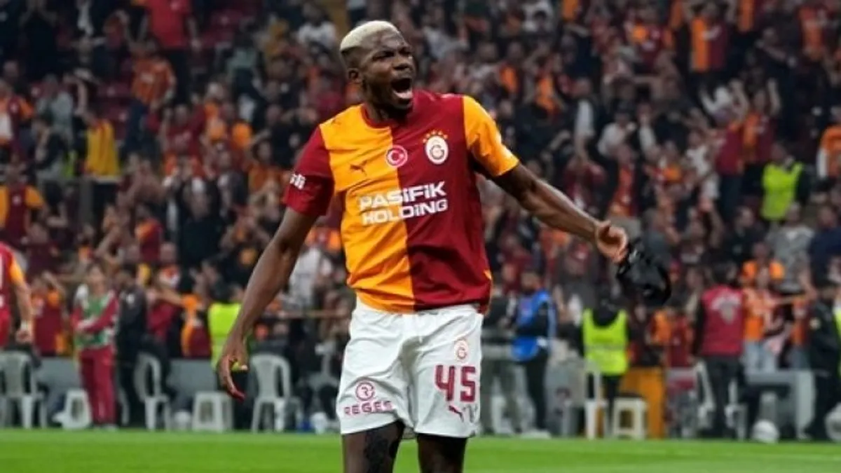 Victor Osimhen antrenmanda idman yaparken, Galatasaray formasında