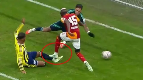 Derbi maçta Victor Osimhen ve Archie Brown'un yerde mücadele anı