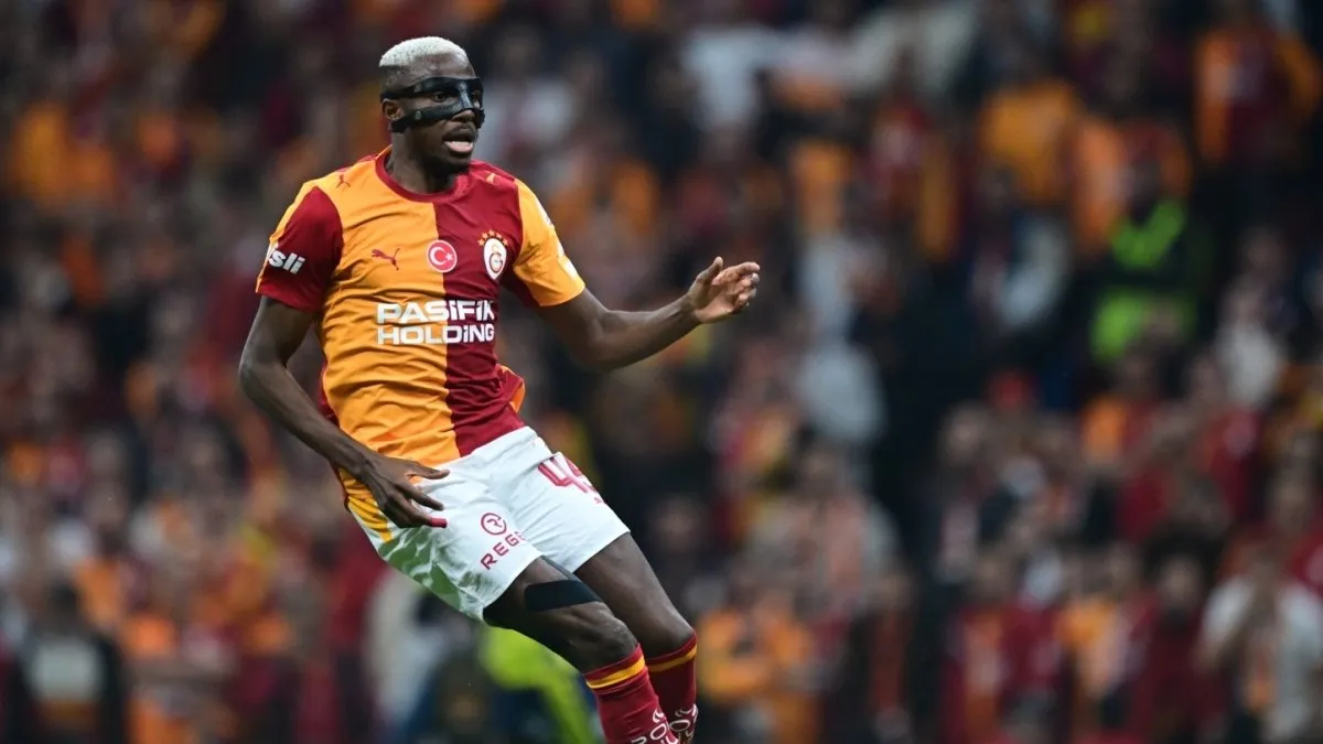Victor Osimhen gol sevinciyle tribünlere bakarken
