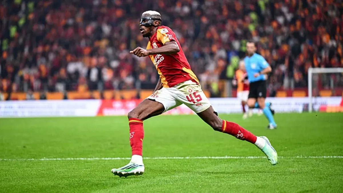 Victor Osimhen gol sevinci takım formasıyla maskeli