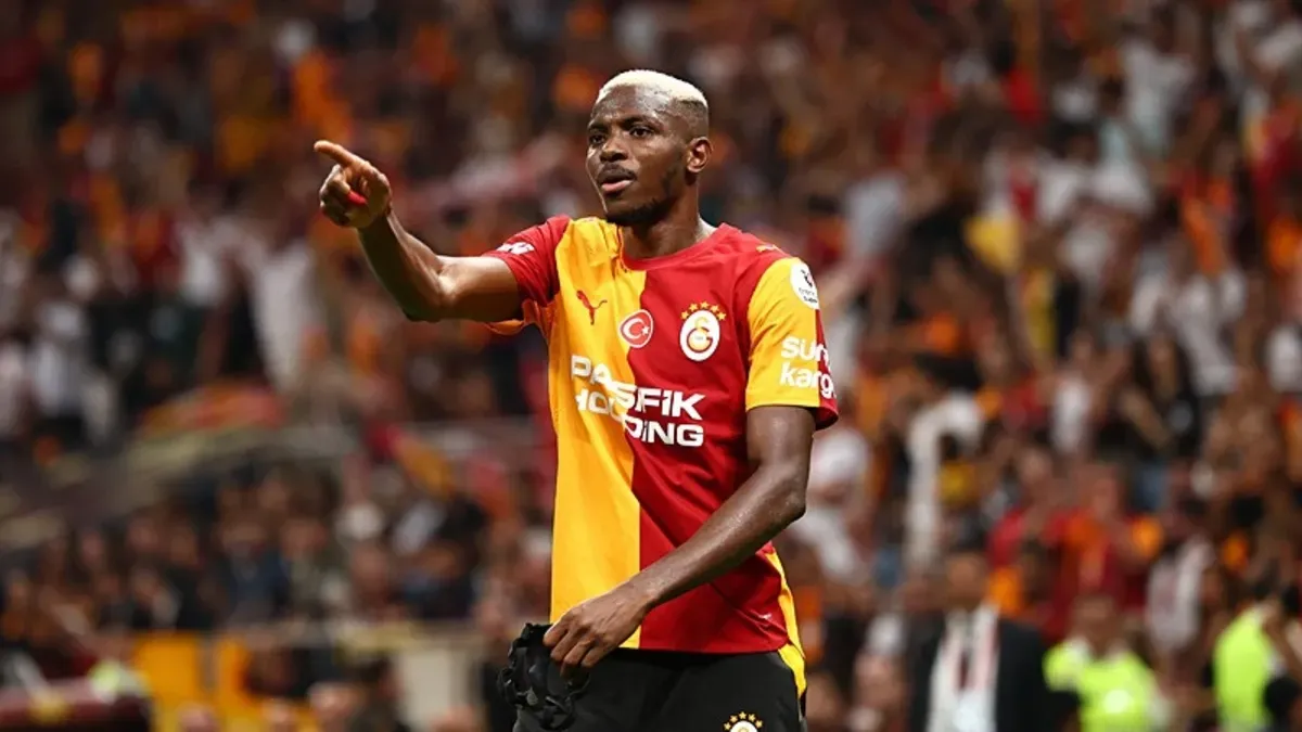 Victor Osimhen sarı-kırmızılı formayla gol sevinci yaşarken çekilmiş fotoğraf