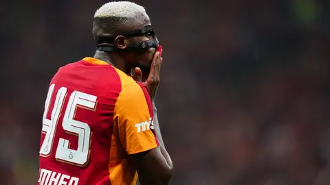 Victor Osimhen top sürerken Galatasaray formasıyla