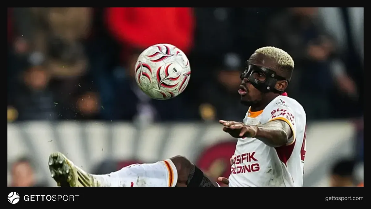 Victor Osimhen maçta formasını giyerken, tribünlere top vururken sarı kart gösteriliyor