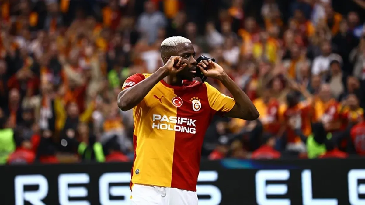 Victor Osimhen gol sevinciyle takım arkadaşlarıyla birlikte RAMS Park'ta