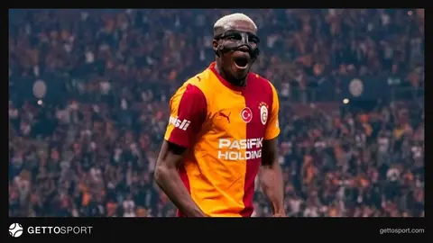 Victor Osimhen Galatasaray formasıyla pas verirken maç görüntüsü