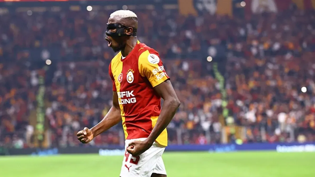 Victor Osimhen maç öncesi antrenmanda ellerini bağlamış