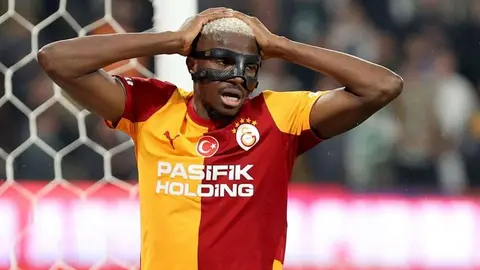 Victor Osimhen tribünlere selam verirken hafif aksıyor