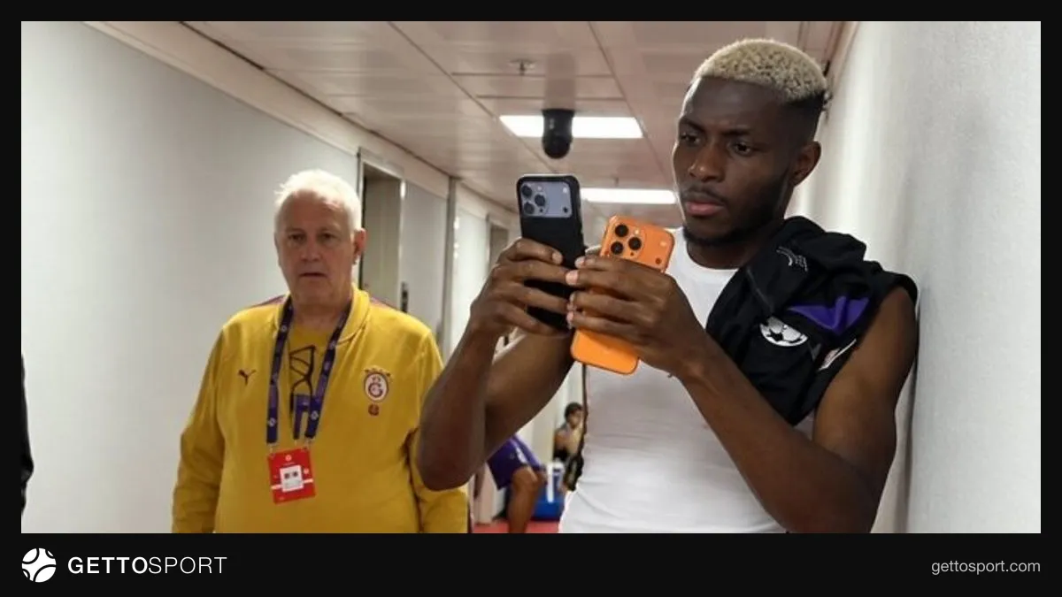 Victor Osimhen ile Lamine Yamal maç sonrası birlikte poz verirken Osimhen fotoğraf çekiyor