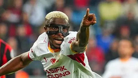 Victor Osimhen maç öncesi ısınırken, Galatasaray formasıyla