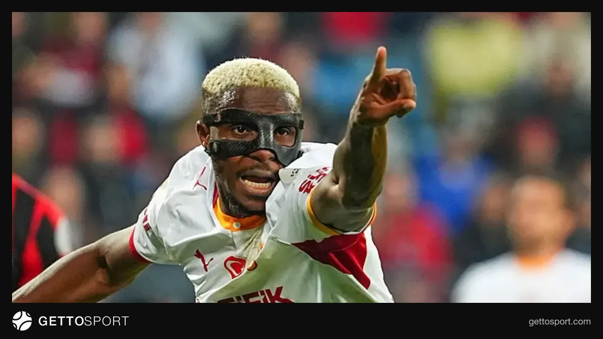 Victor Osimhen maç öncesi ısınırken, Galatasaray formasıyla