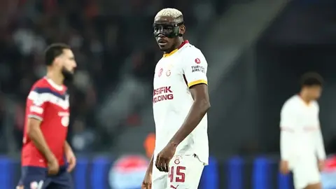 Victor Osimhen maç içinde şut çekerken, Galatasaray formasıyla