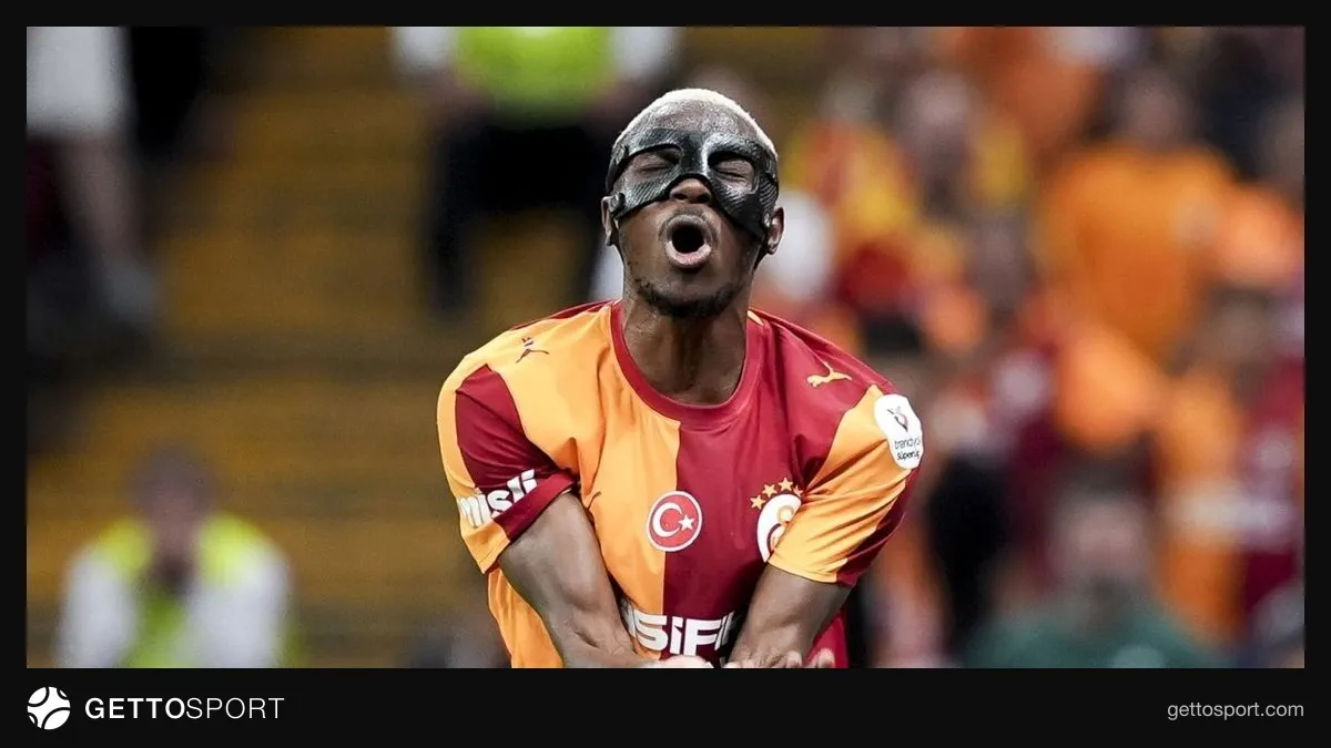 Victor Osimhen Galatasaray formasıyla top sürerken