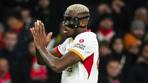 Victor Osimhen Galatasaray formasıyla Lille stadyumunda konuşurken