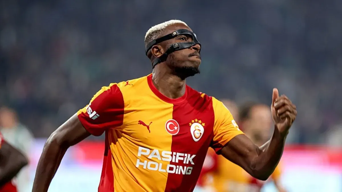Victor Osimhen gol sevinci ve takım arkadaşı Sara'nın serbest vuruş anı