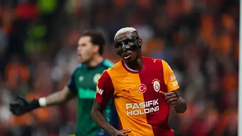 Victor Osimhen antrenmanda veya maçta gol sevinci görüntüsü