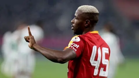 Victor Osimhen sarı-kırmızılı formasıyla gol sevinci
