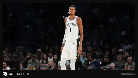 Victor Wembanyama San Antonio Spurs formasıyla pota altında top kontrolü yaparken