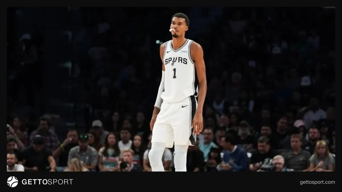 Victor Wembanyama San Antonio Spurs formasıyla pota altında top kontrolü yaparken