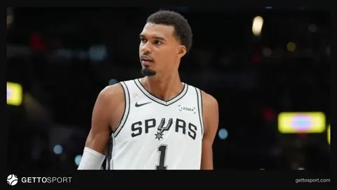 Victor Wembanyama topu çevirirken San Antonio Spurs formasıyla