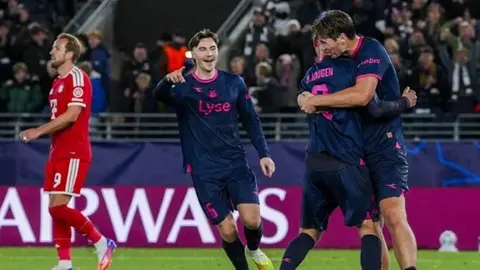 Viking ile Bayern Münih arasında Şampiyonlar Ligi maçından bir pozisyon, Viking oyuncuları sevinç ve Bayern oyuncuları üzüntü içinde