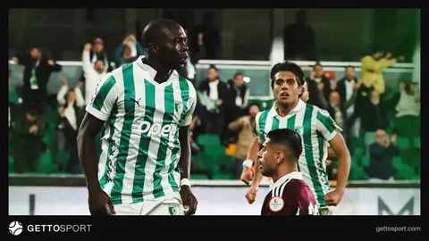 Aboubakar gol sevinciyle takım arkadaşlarıyla kutluyor