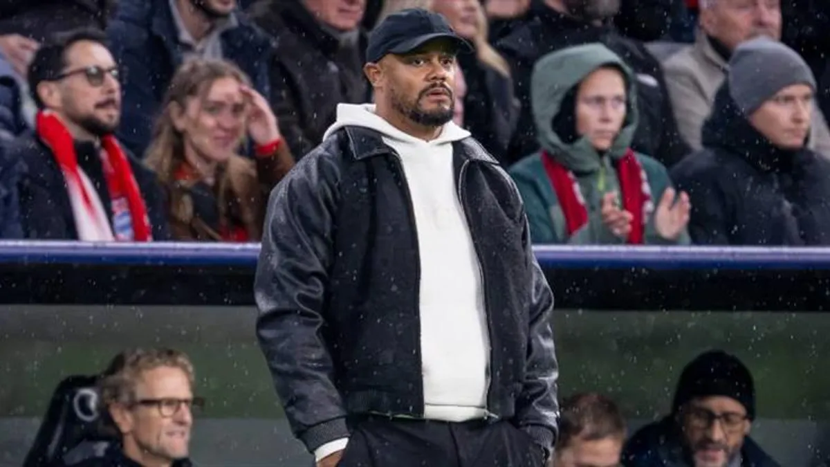 Vincent Kompany antrenman kıyafetiyle antrenman tesisi önünde