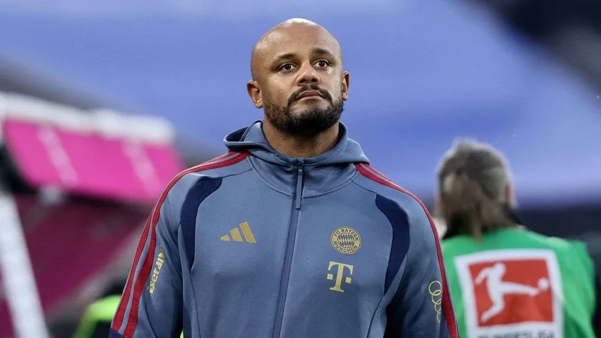 Vincent Kompany saha kenarında antrenmanı izlerken