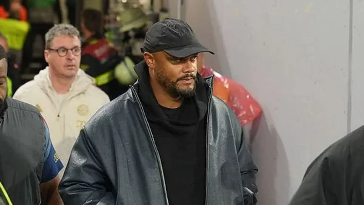 Vincent Kompany saha kenarında sedyeyle hastaneye taşınırken