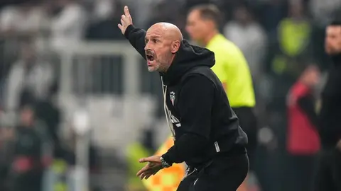 Vincenzo Italiano maç sırasında talimat verirken