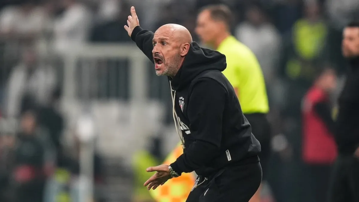 Vincenzo Italiano maç sırasında talimat verirken