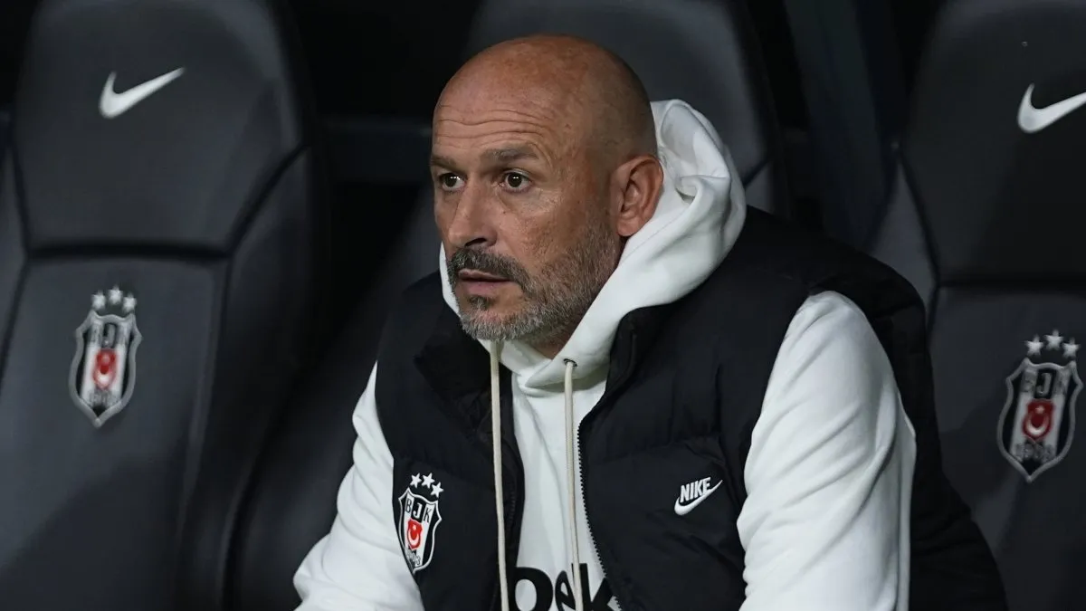 Vincenzo Italiano kenarda talimat verirken, Hyeon-gyu Oh gol sevincinde
