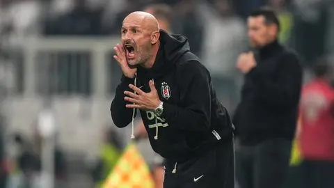 Vincenzo Italiano sahada takımına talimat verirken