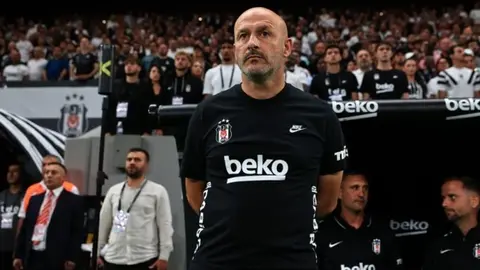 Vincenzo Italiano Beşiktaş formasının önünde konuşuyor