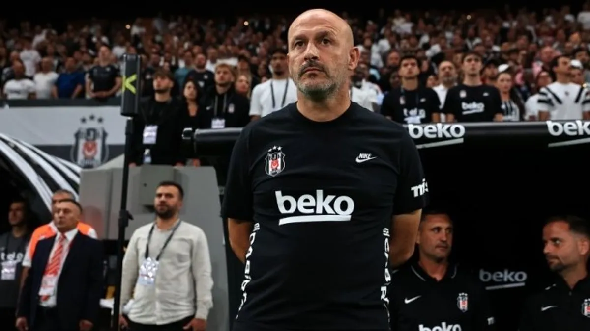 Vincenzo Italiano Beşiktaş formasının önünde konuşuyor
