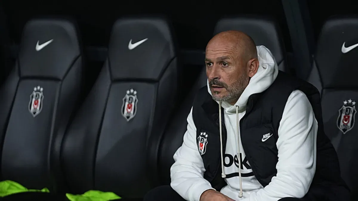 Vincenzo Italiano maç sonrası basın toplantısında konuşurken
