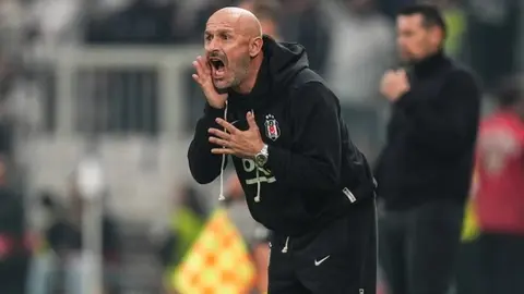 Vincenzo Italiano idman sırasında oyuncularla saha kenarında talimat verirken