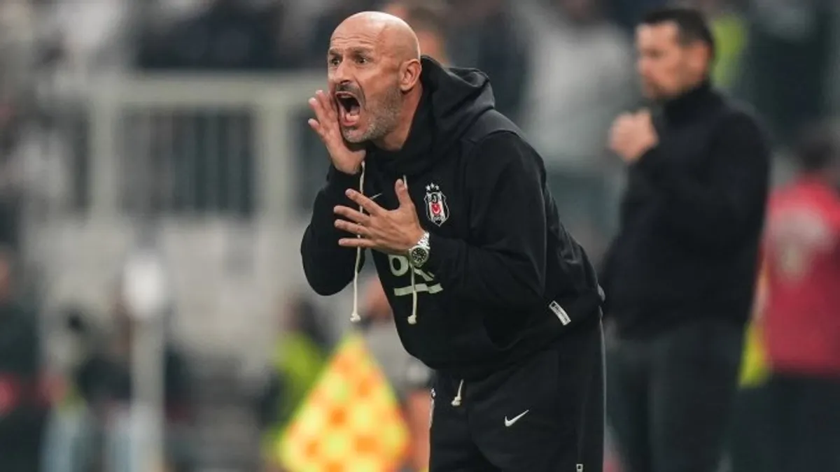 Vincenzo Italiano idman sırasında oyuncularla saha kenarında talimat verirken