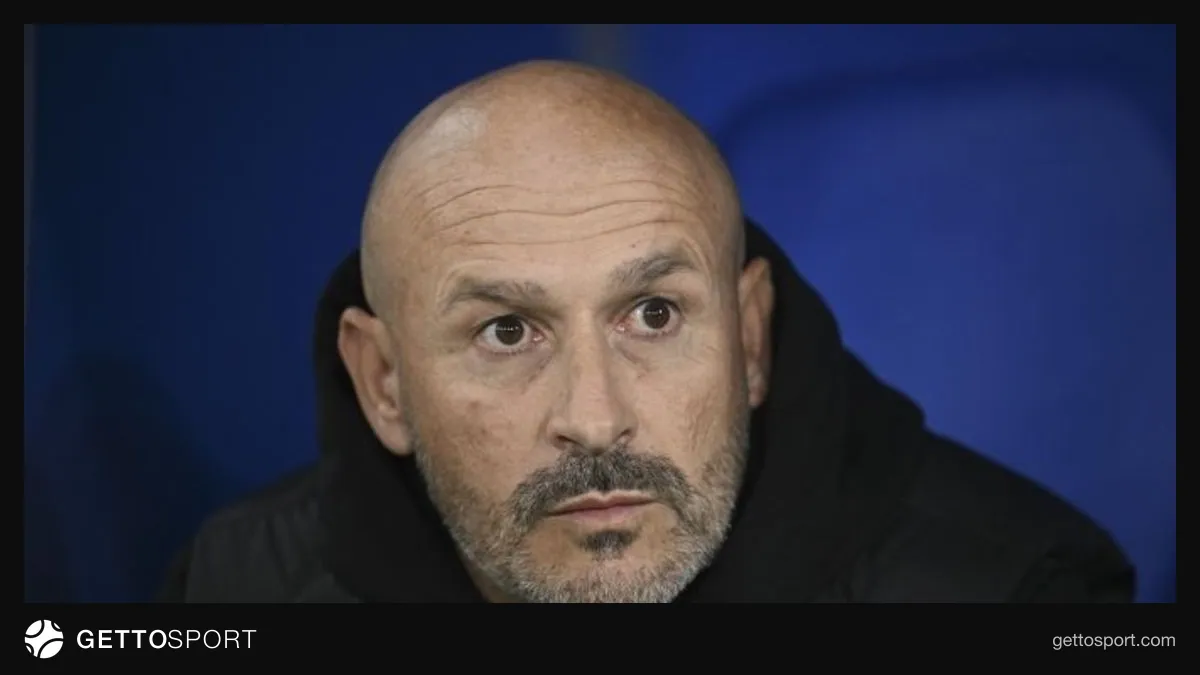 Vincenzo Italiano sahada Beşiktaş formasıyla maç yönlendirirken